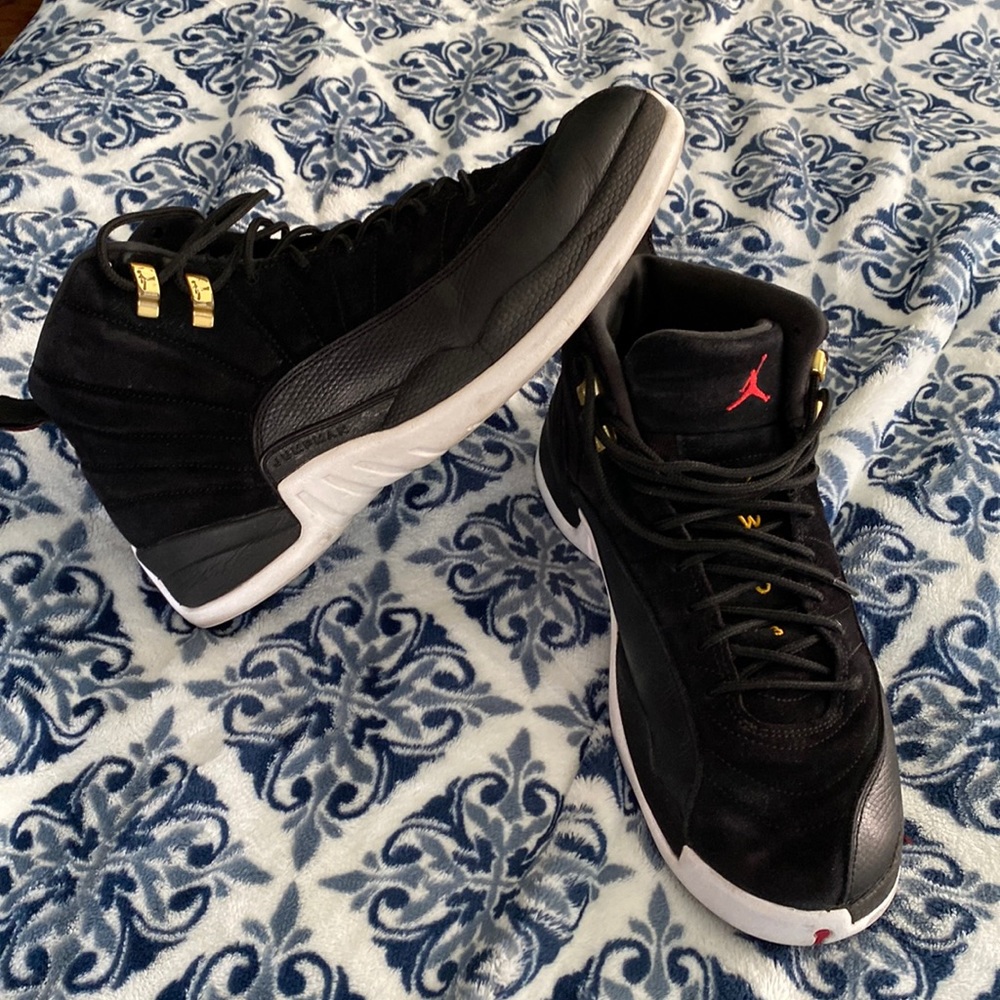 Jordan 12’s black size 11
